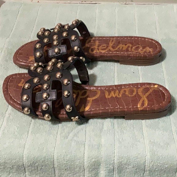 NWOB Sam Edelman Bay 14 Studded Sandals Size 7 Color Black-gold tone studs. - Picture 3 of 5